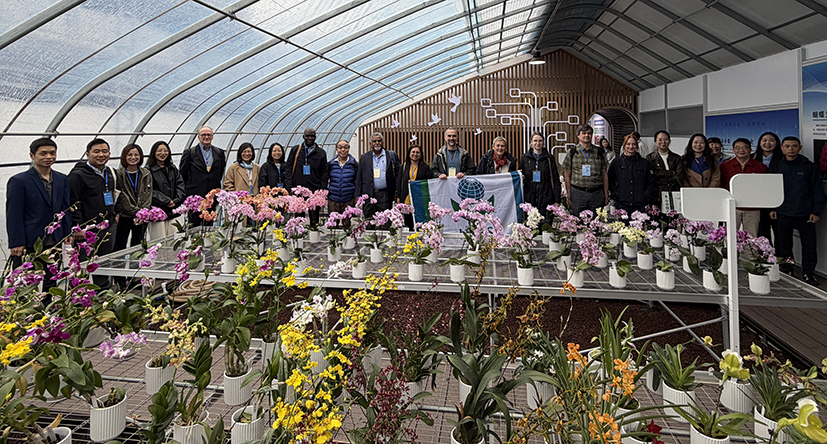 15参观花卉展览温室.jpg